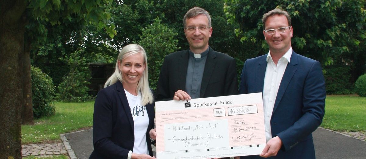 Bischof dankt für Spenden zur Amtseinführung - Hilfsfonds „Mütter in Not“ und Gesundheitsstation in Mosambik bedacht - Foto: (v.l.n.r.) Sarah Muth, Bischof Dr. Michael Gerber, Steffen Jahn